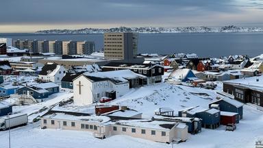 Blick über Nuuk aus dem achten Stock eines Wohngebäudes. Nach erfolglosen Gesprächen in Washington zur Beilegung des Grönland-Konflikts schickt Deutschland Soldaten auf die Arktisinsel. 