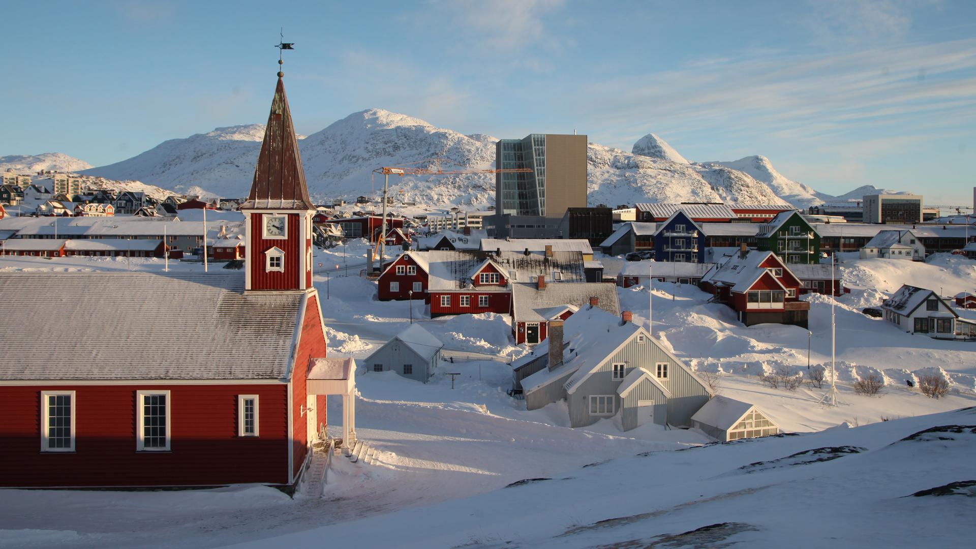 Blick auf den Stadtkern der grönländischen Hauptstadt Nuuk. Die Begehrlichkeiten von US-Präsident Trump haben das abgeschiedene Grönland plötzlich in den Fokus der Weltöffentlichkeit gerückt.