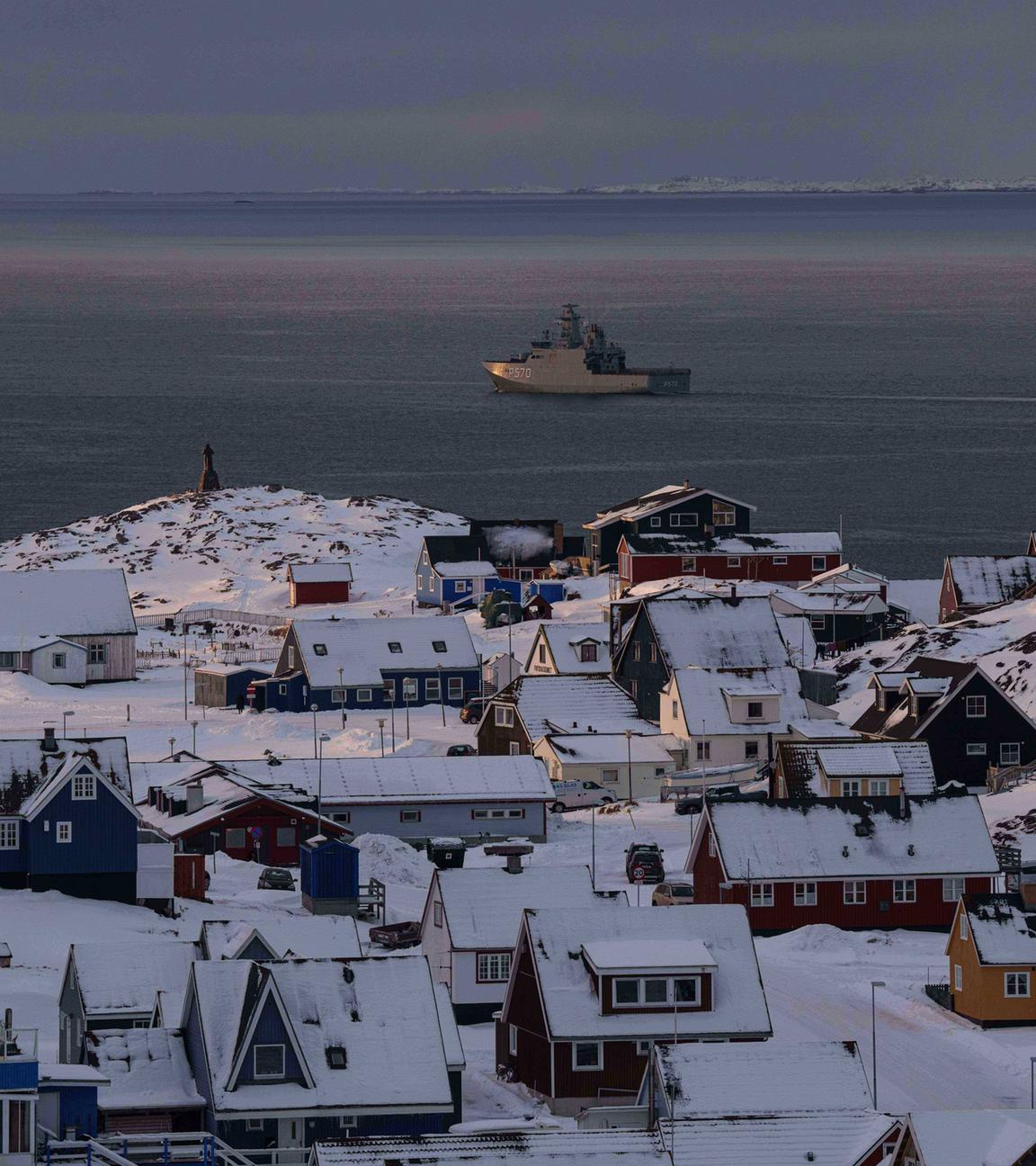 Das Militärschiff HDMS Knud Rasmussen der Königlich Dänischen Marine patrouilliert am  15. 1. 2026, in der Nähe von Nuuk, Grönland. 