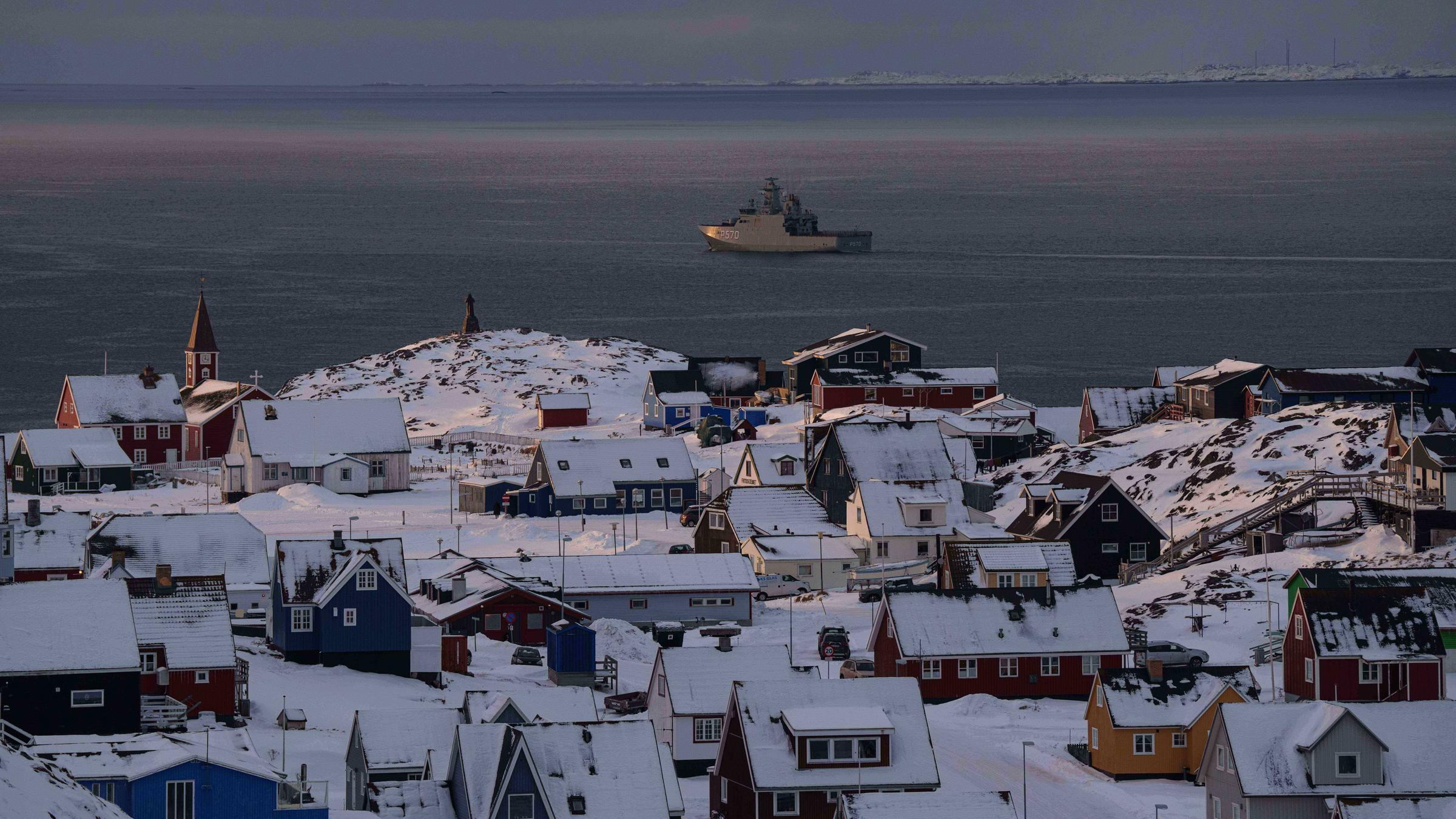 Das Militärschiff HDMS Knud Rasmussen der Königlich Dänischen Marine patrouilliert am  15. 1. 2026, in der Nähe von Nuuk, Grönland. 