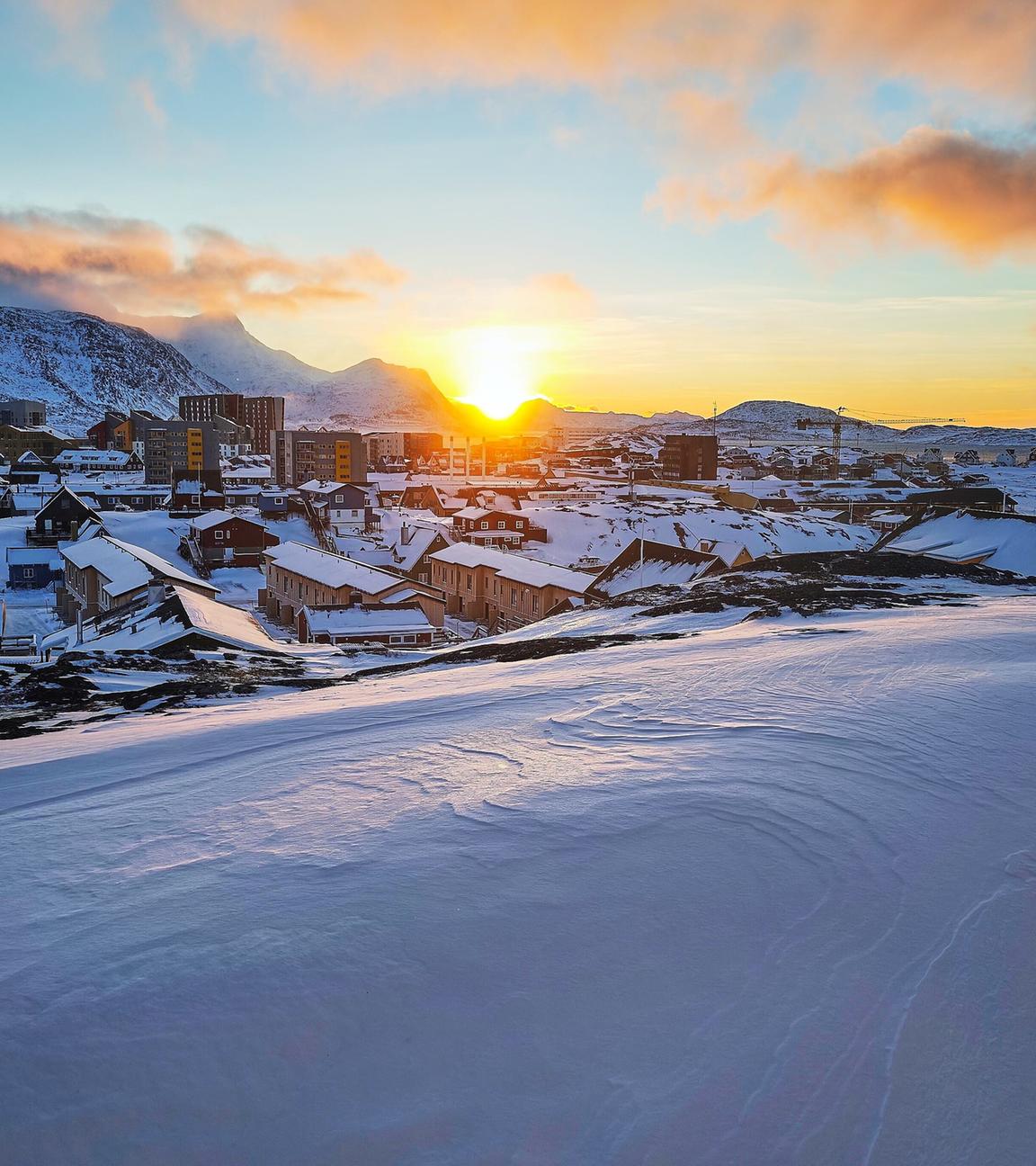 Sonnenaufgang über der Stadt Nuuk auf Grönland
