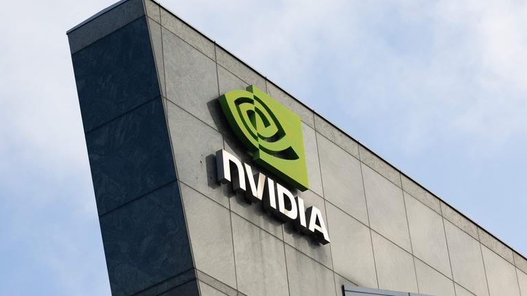 Das Logo von Nvidia ist am Unternehmenssitz im kalifornischen Santa Clara zu sehen.