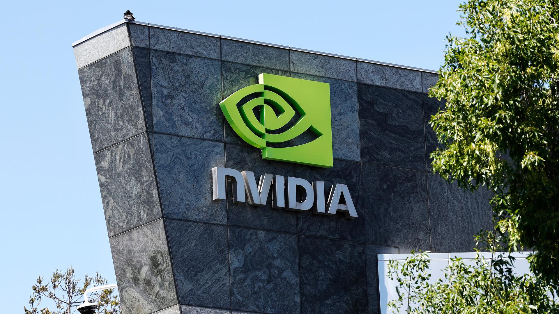 Das Nvidia-Logo ist am 27.05.2025 auf einem Schild am Nvidia-Hauptsitz in Santa Clara, Kalifornien, zu sehen