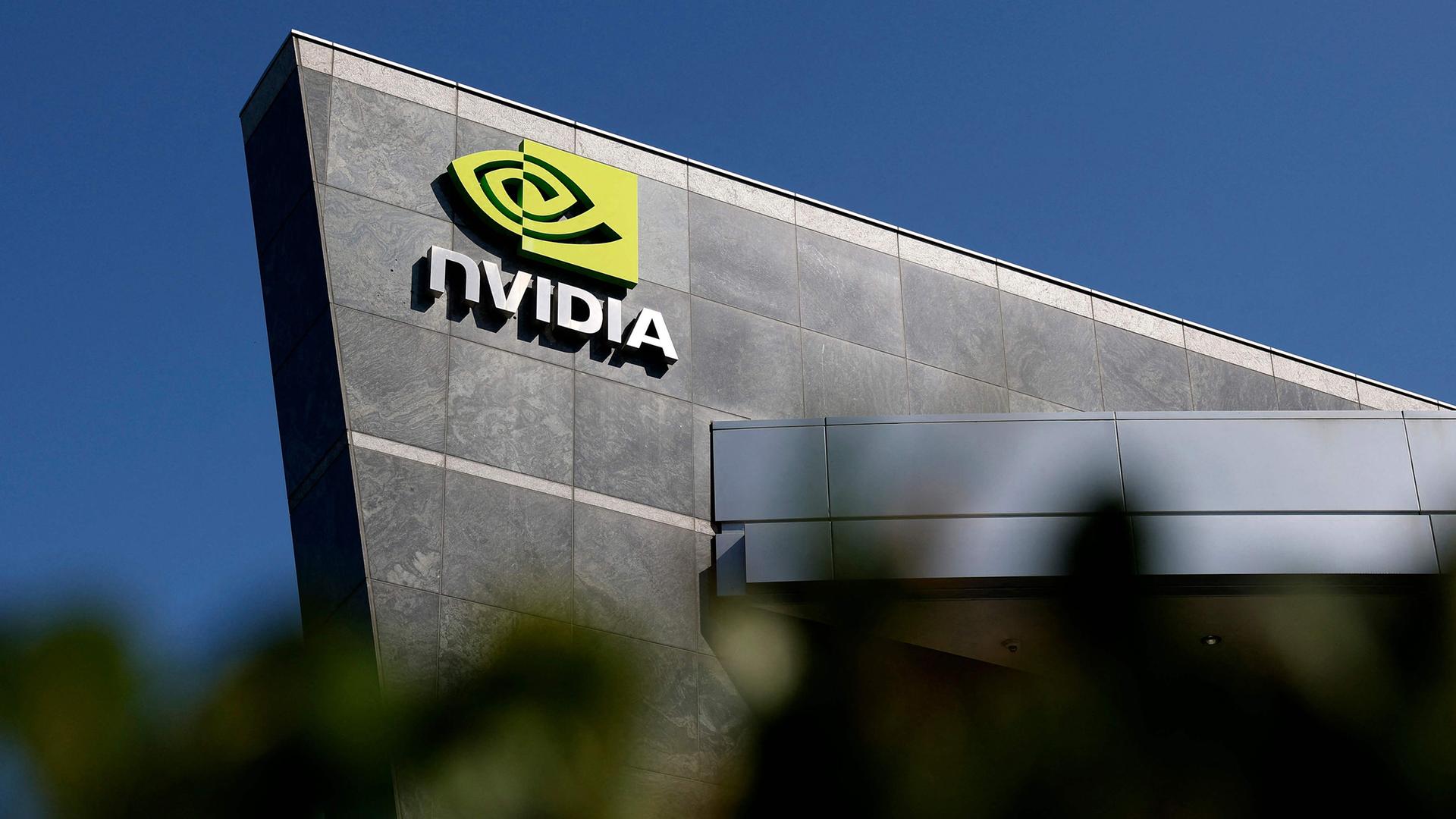 Das Nvidia-Logo ist am 27.08.2025 auf einem Schild am Nvidia-Hauptsitz in Santa Clara, Kalifornien, zu sehen