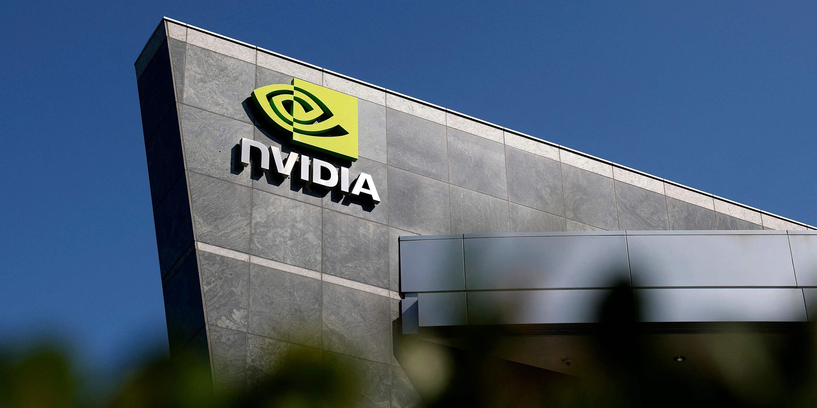 Das Nvidia-Logo ist am 27.08.2025 auf einem Schild am Nvidia-Hauptsitz in Santa Clara, Kalifornien, zu sehen