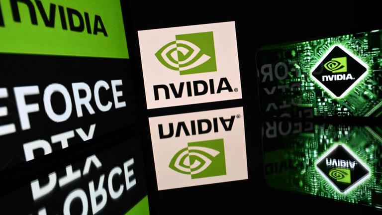 Diese Illustration zeigt Bildschirme mit dem Logo des US-amerikanischen Chipherstellers Nvidia in Toulouse, Südwestfrankreich, am 18. Februar 2026.