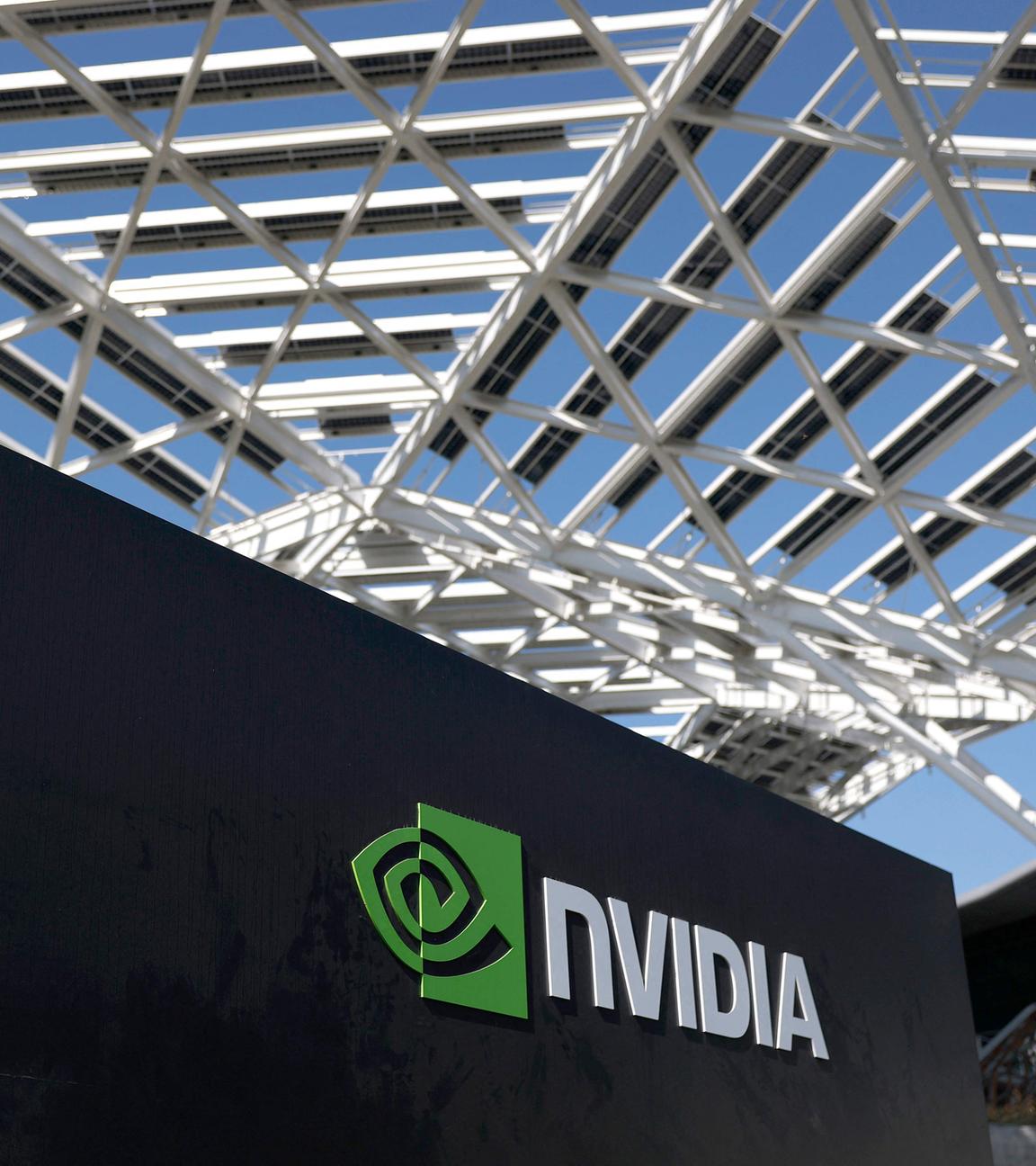 Firmenschild mit Nvidia Logo vor der Nvidia-Zentrale in Santa Clara, Kalifornien, USA