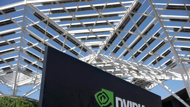 Firmenschild mit Nvidia Logo vor der Nvidia-Zentrale in Santa Clara, Kalifornien, USA