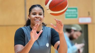 Die deutsche Basketballerin Nyara Sabally in Aktion während des Medientrainings der deutschen Basketballerinnen in Berlin am 01.09.2026.