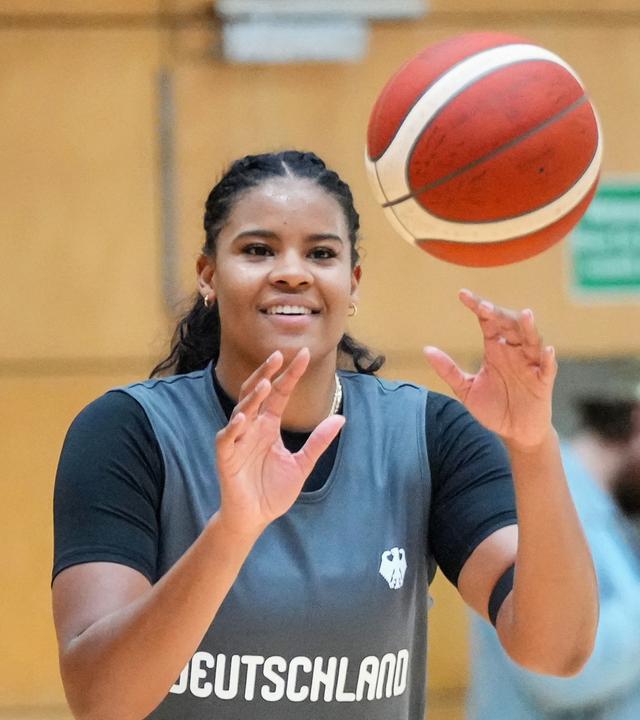 Die deutsche Basketballerin Nyara Sabally in Aktion während des Medientrainings der deutschen Basketballerinnen in Berlin am 01.09.2026.