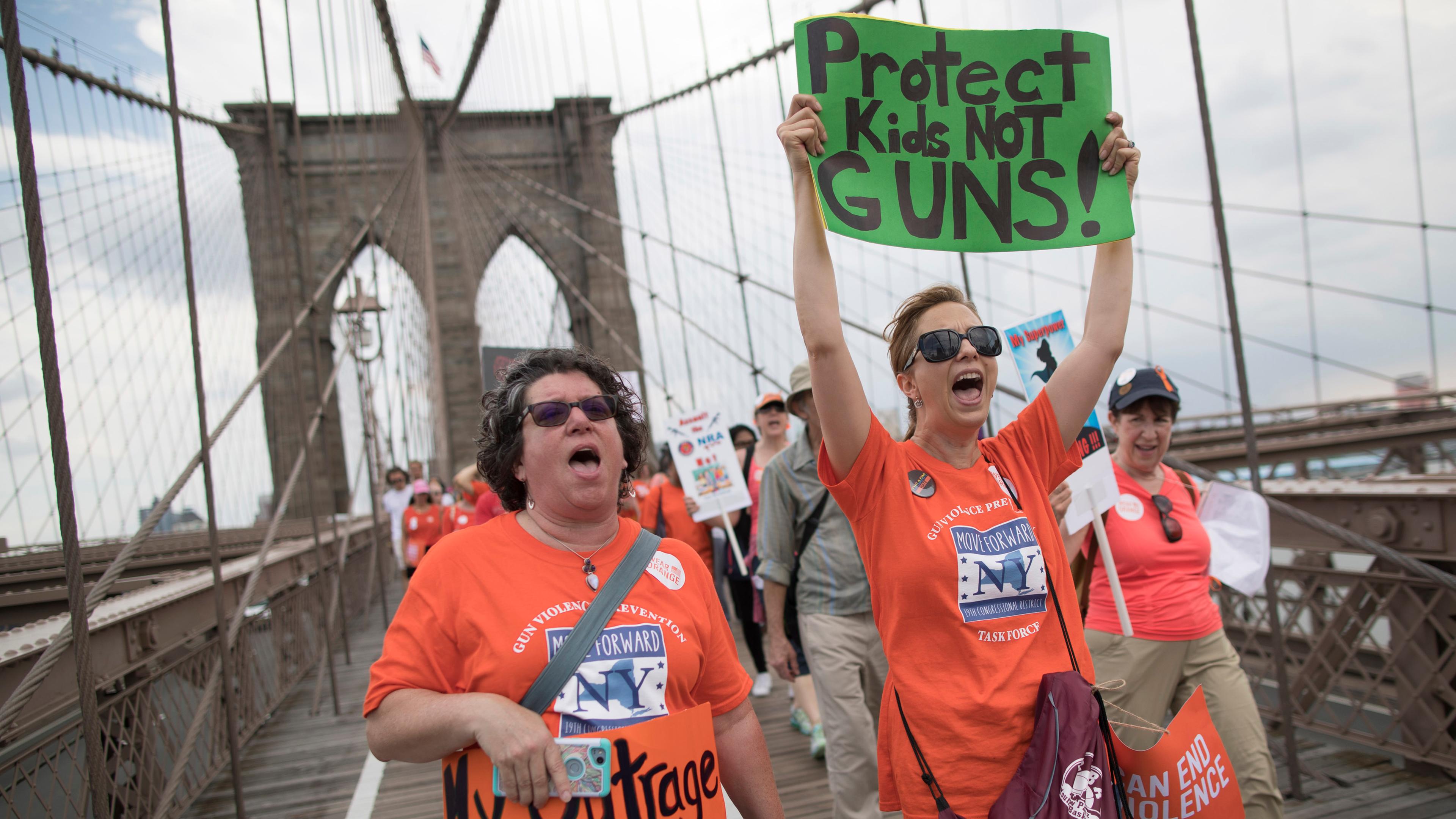 Menschen protestieren in New York gegen Waffengewalt
