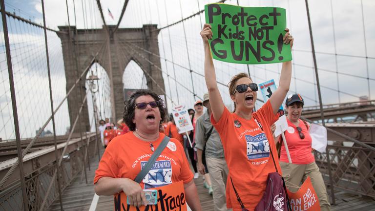 Menschen protestieren in New York gegen Waffengewalt