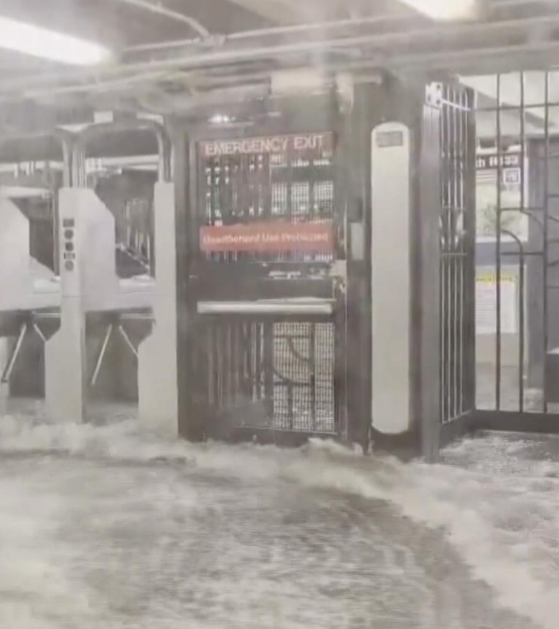 Ein Bildschirmfoto einer Video aus der überschwemmten New Yorker U-Bahn.
