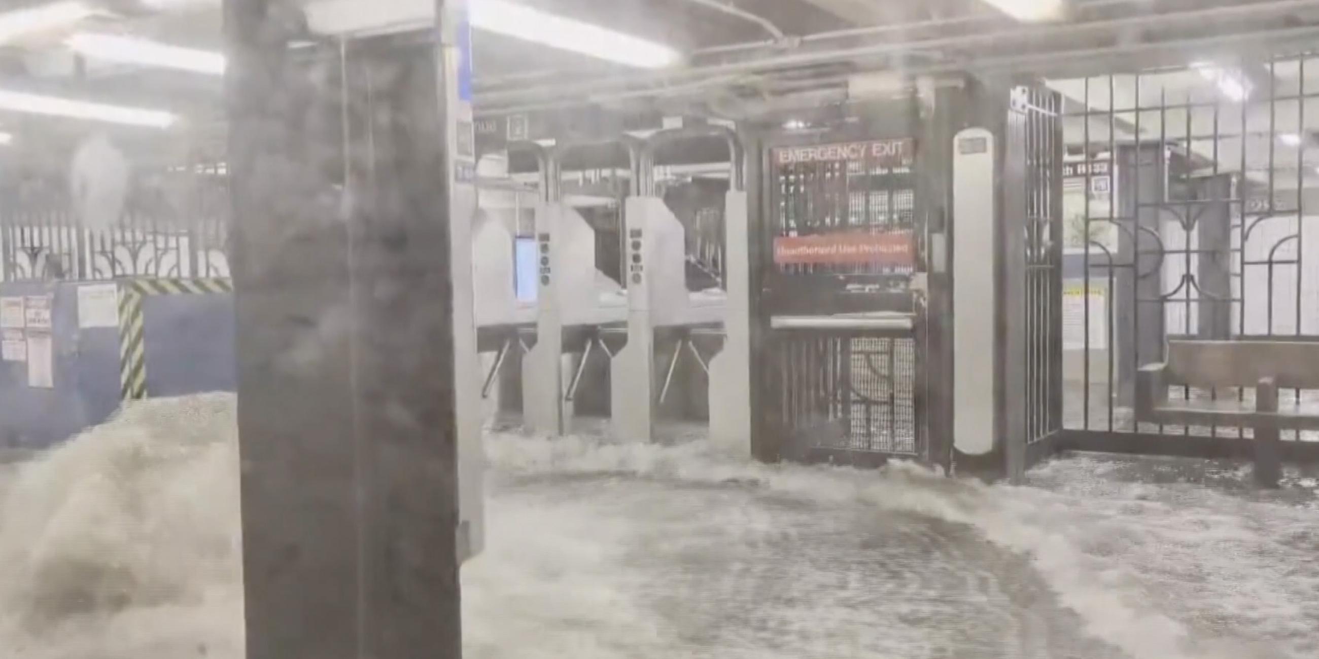 Ein Bildschirmfoto einer Video aus der überschwemmten New Yorker U-Bahn.