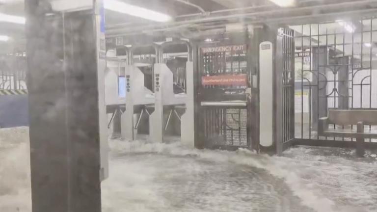 Ein Bildschirmfoto einer Video aus der überschwemmten New Yorker U-Bahn.