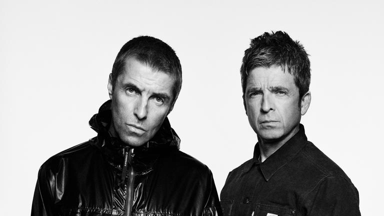 Liam und Noel Gallagher stehen zusammen. Die Britpopband Oasis plant ein Comeback.
