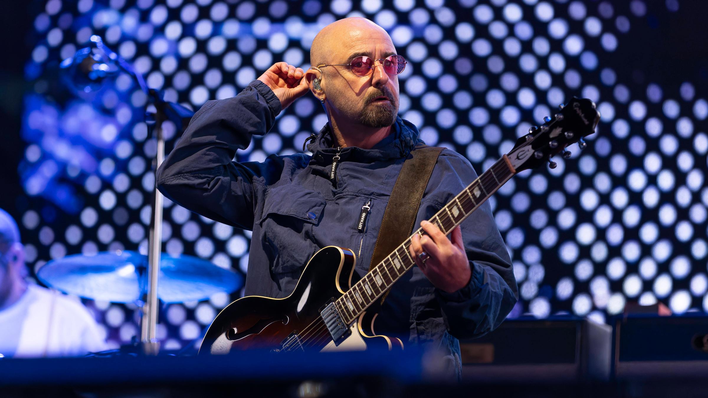 Oasis-Gitarrist Paul Arthurs bei dem Leeds Festival 2024 am 23.08.2024.