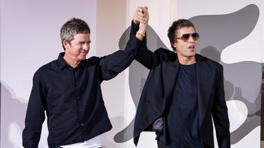Filmwochende in Venedig: Liam und Noel Gallagher lachen, geben sich eine Umarmung, halten sich an den Händen