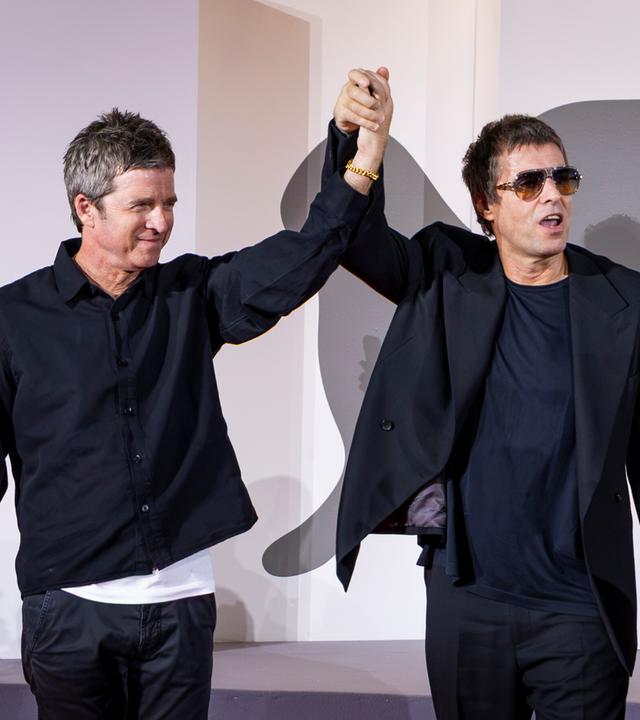 Filmwochende in Venedig: Liam und Noel Gallagher lachen, geben sich eine Umarmung, halten sich an den Händen