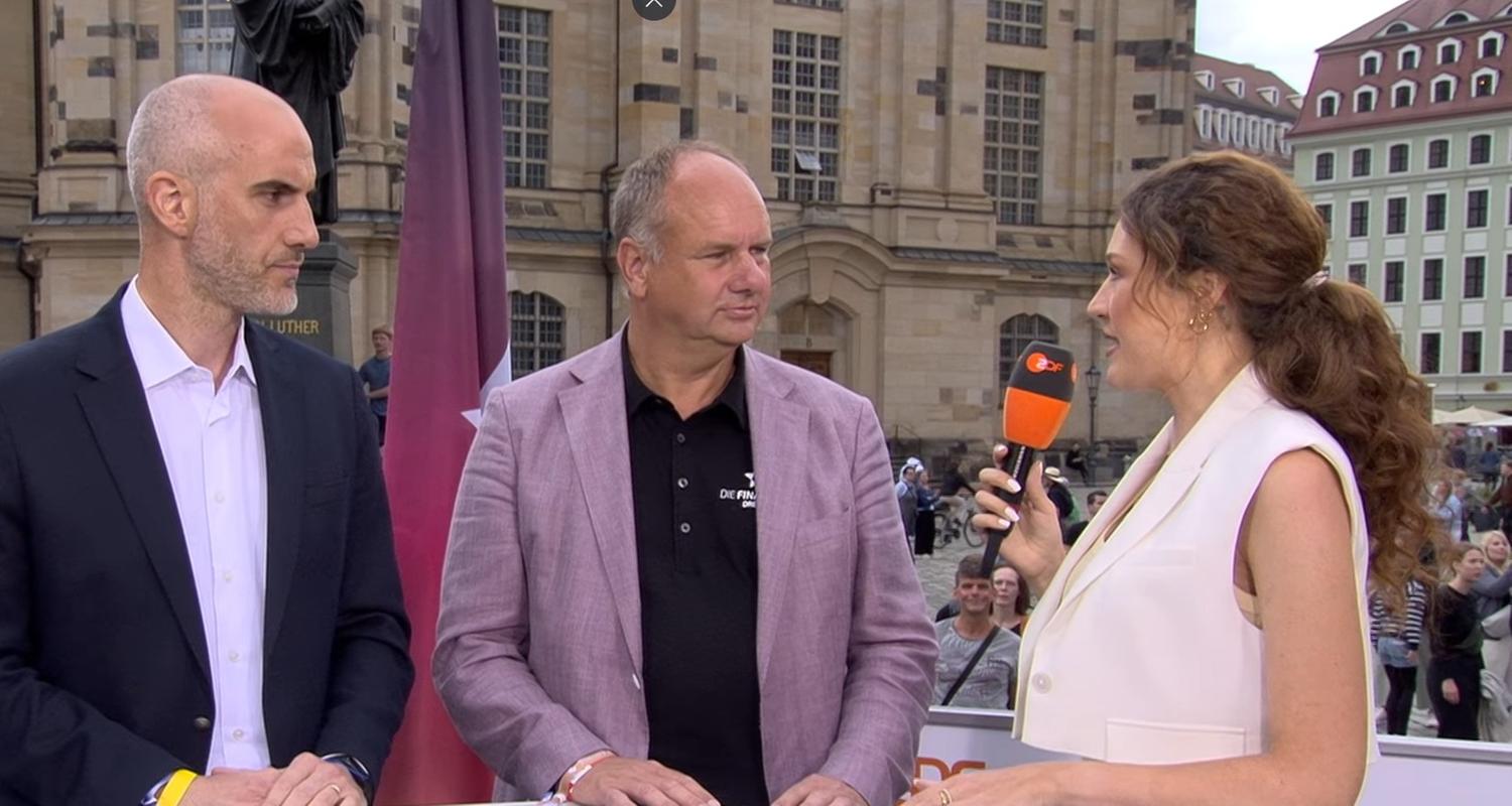 Dirk Hilbert, OB Dresden, und Belit Onay, OB Hannover, im ZDF-Interview am Ende der Finals in Dresden