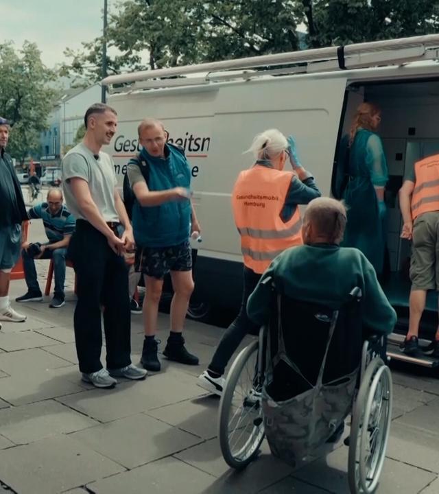 Der Obdachlose Peppi wird am Gesundheitsbus Hamburg behandelt