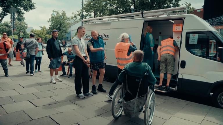 Der Obdachlose Peppi wird am Gesundheitsbus Hamburg behandelt