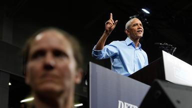 Der frühere US-Präsident Barack Obama hält während einer Wahlkampfveranstaltung der Demokraten in Detroit eine Rede. 