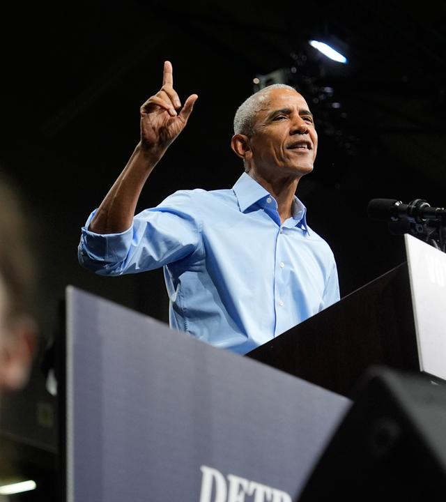 Der frühere US-Präsident Barack Obama hält während einer Wahlkampfveranstaltung der Demokraten in Detroit eine Rede. 