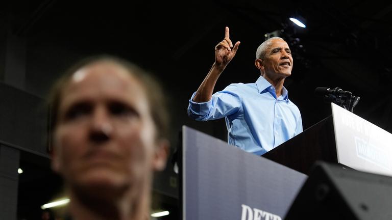 Der frühere US-Präsident Barack Obama hält während einer Wahlkampfveranstaltung der Demokraten in Detroit eine Rede. 