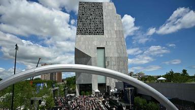 Menschen besuchen die Eröffnung des Barack Obama Presidential Center in Chicago, Illinois.