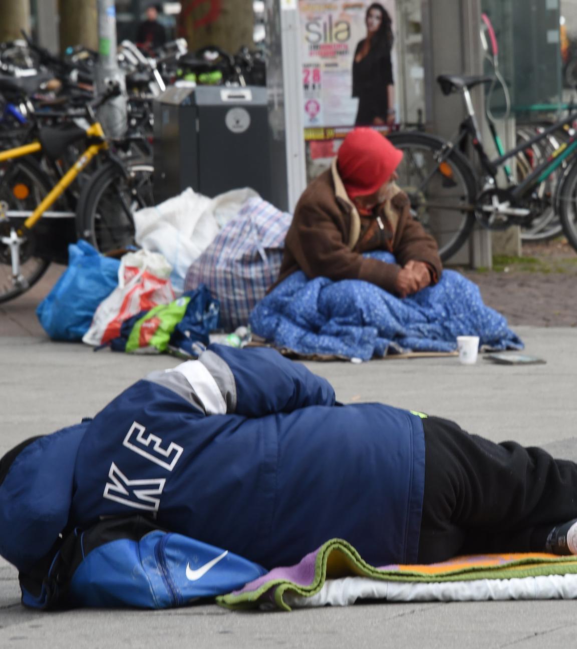 Obdachlose schlafen auf der Straße