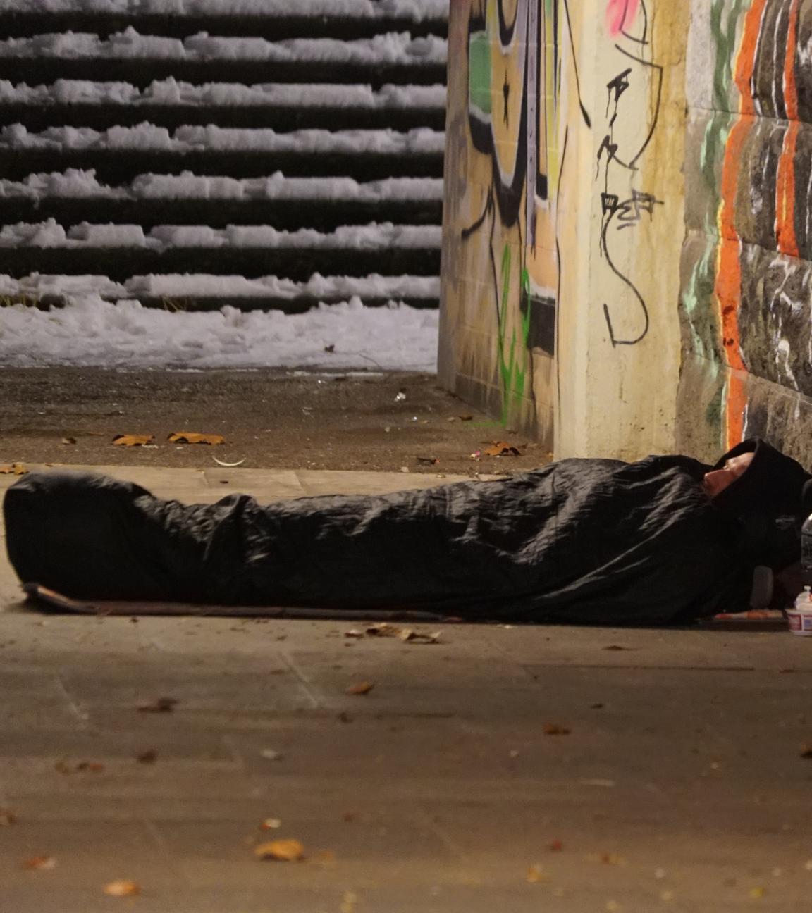 Symbolbild: Hamburger Obdachlose schlafen bei eisigen Temperaturen und Schnee auf der Strasse