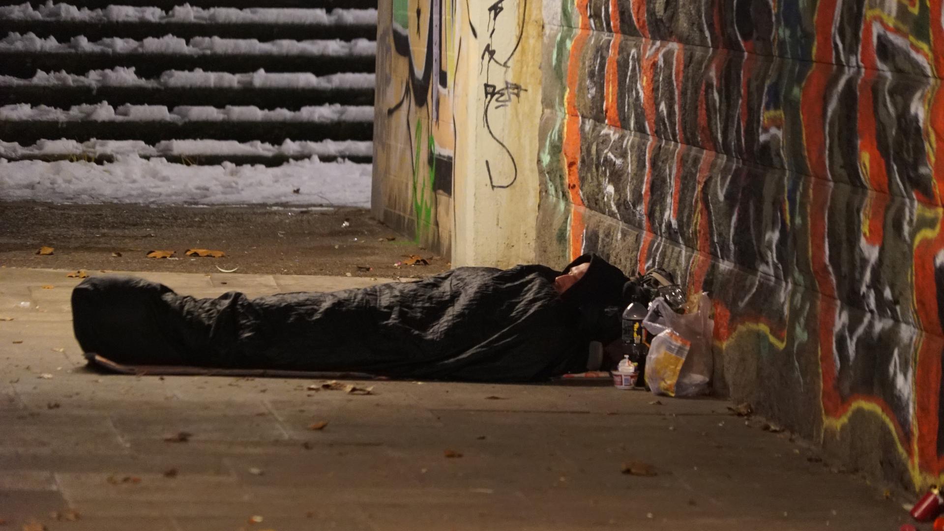 Symbolbild: Hamburger Obdachlose schlafen bei eisigen Temperaturen und Schnee auf der Strasse