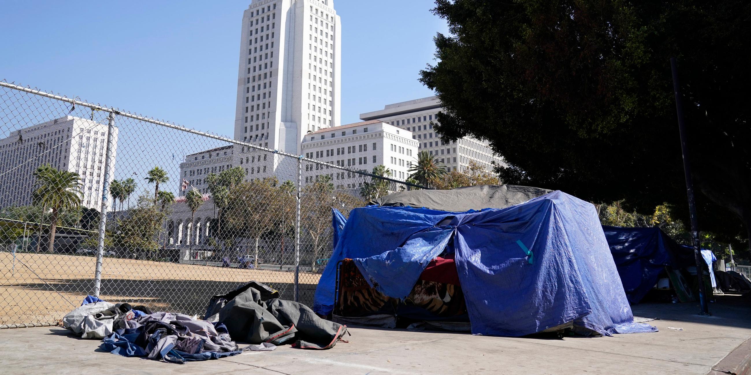 Archiv: Das Zelt eines Obdachlosen steht direkt vor dem Grand Park mit dem Rathaus von Los Angeles im Hintergrund, Mittwoch, 28. Oktober 2020, in Los Angeles.