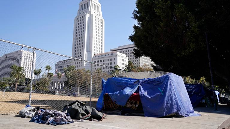 Archiv: Das Zelt eines Obdachlosen steht direkt vor dem Grand Park mit dem Rathaus von Los Angeles im Hintergrund, Mittwoch, 28. Oktober 2020, in Los Angeles.