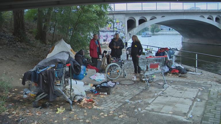 Zelte und Einkaufswagen von Obdachlosen an Spreeufer in Berlin