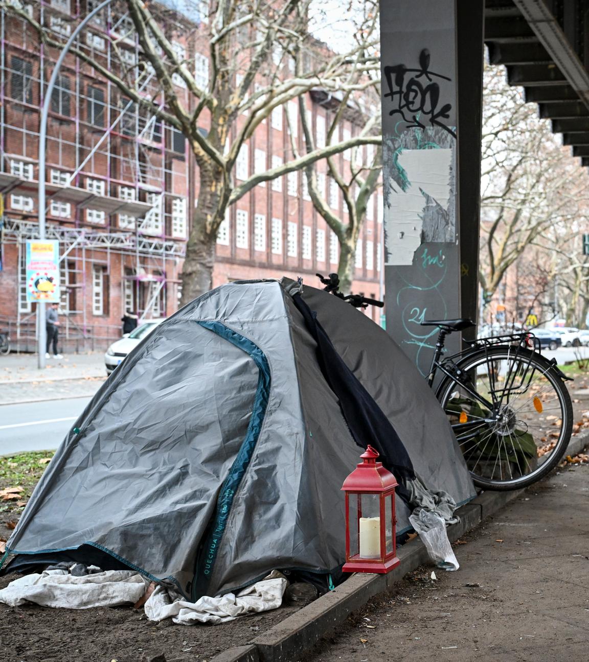 Berlin: Ein Zelt eines obdachlosen Menschen unter der U-Bahn-Trasse in Berlin-Kreuzberg.