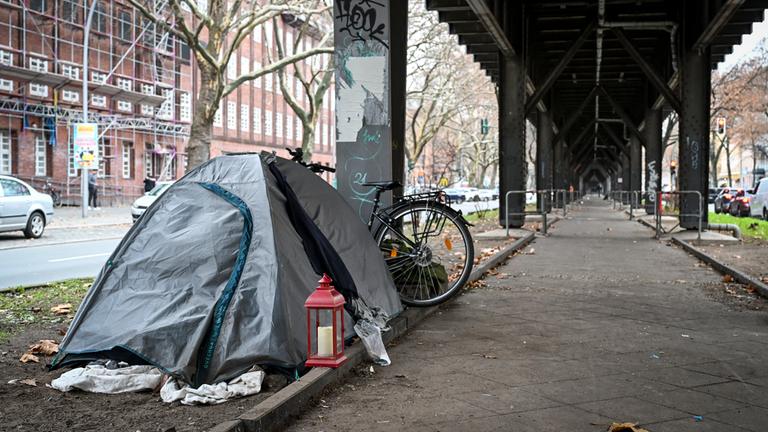 Berlin: Ein Zelt eines obdachlosen Menschen unter der U-Bahn-Trasse in Berlin-Kreuzberg.