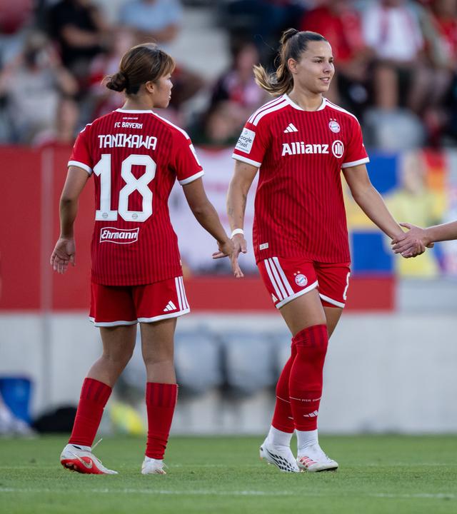 Nationalspielerin Lena Oberdorf klatscht mit zwei Mitspielerinnen im Spiel gegen Mainz ab