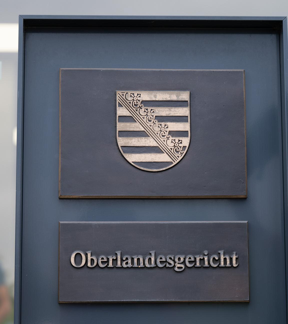 Der Schriftzug "Oberlandesgericht" ist an einer Stehle vor dem Prozessgebäude in Dresden zu lesen.