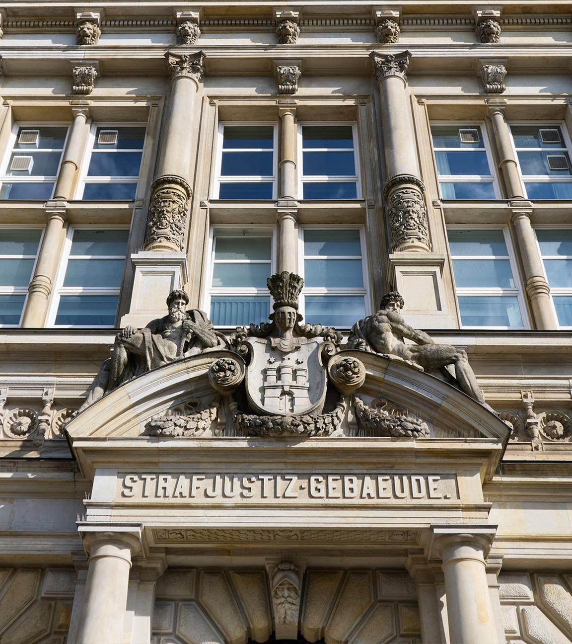 Blick auf das Strafjustizgebäude am Sievekingplatz. 
