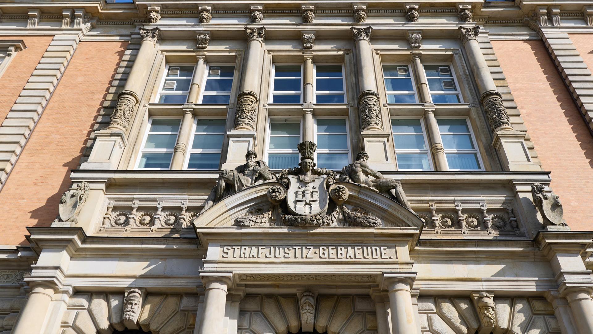Blick auf das Strafjustizgebäude am Sievekingplatz. 