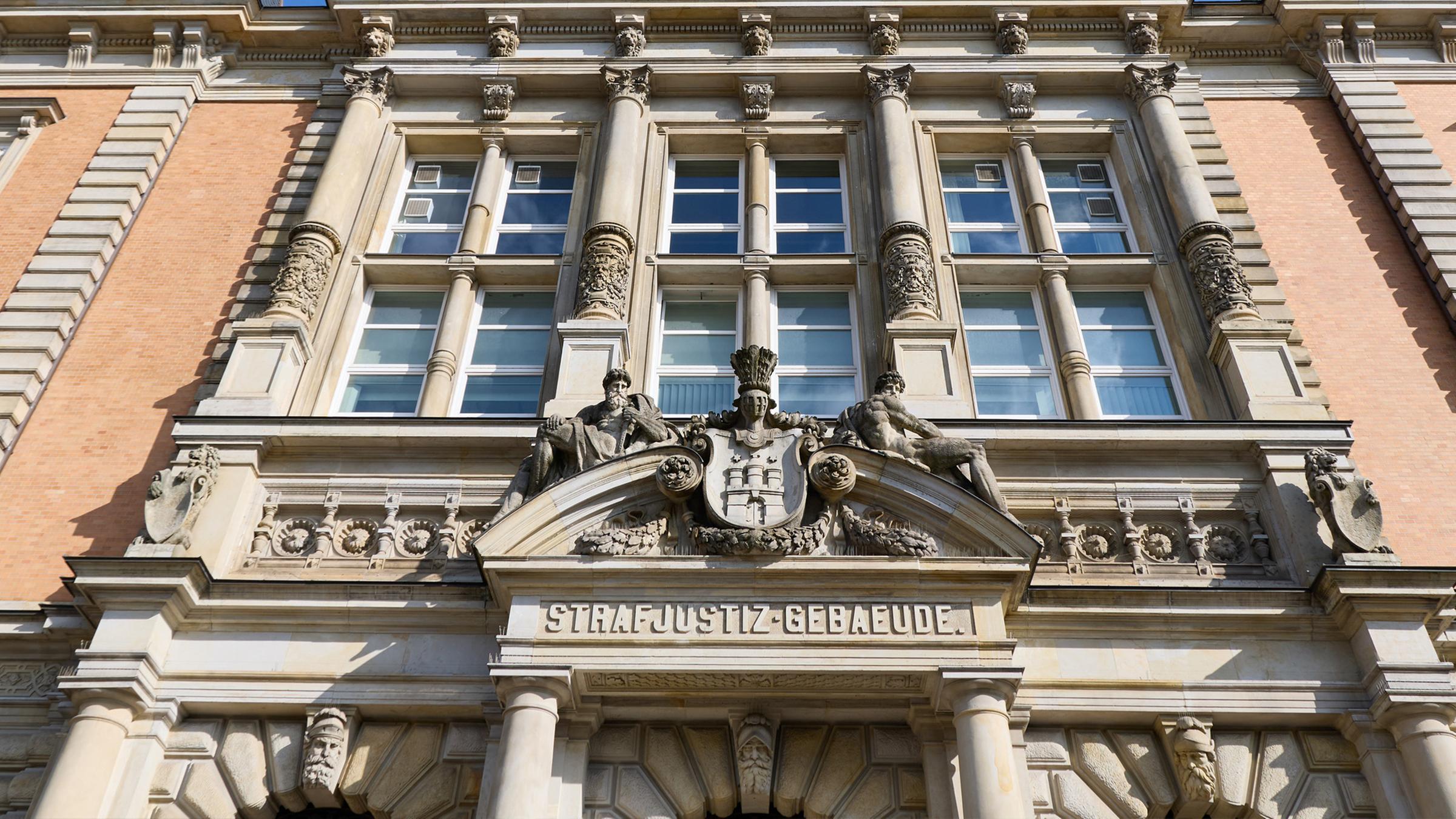 Blick auf das Strafjustizgebäude am Sievekingplatz. 