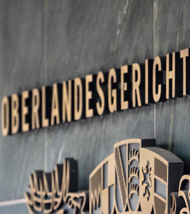 Ein Schild weist auf das Oberlandesgericht Stuttgart hin, aufgenommen am 10.10.2023