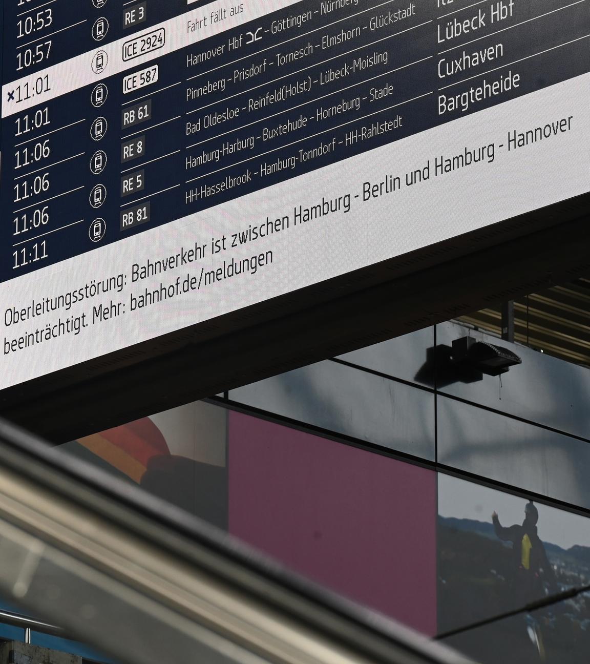 22.09.2025, Hamburg: Auf einer Tafel der Deutschen Bahn eine Oberleitungsstörung angezeigt.