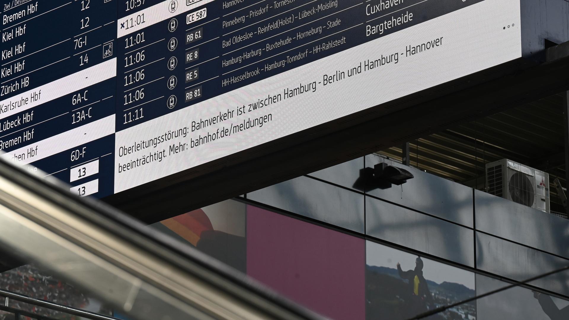 22.09.2025, Hamburg: Auf einer Tafel der Deutschen Bahn eine Oberleitungsstörung angezeigt.