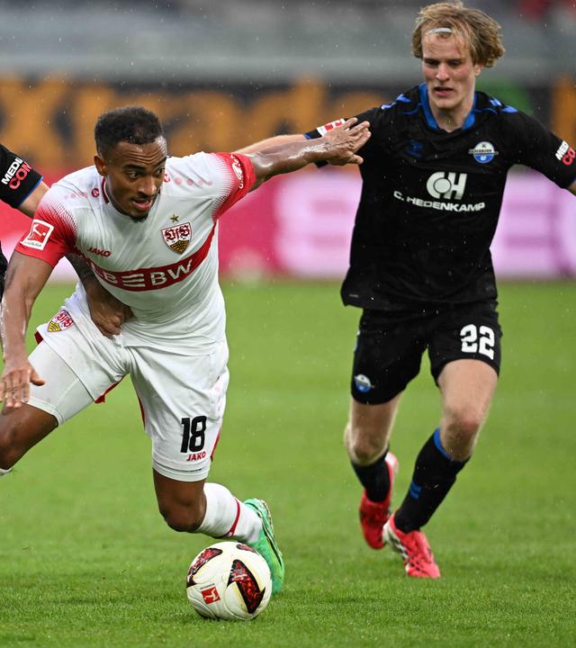 Der Paderborner Mittelfeldspieler Raphael Obermair zieht seinen Gegenspieler Jamie Leweling im Zweikampf am Trikot