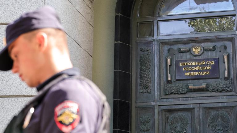 Ein russischer Polizeibeamter ist vor dem Obersten Gerichtshof Russlands in Moskau zu sehen. (Archiv)