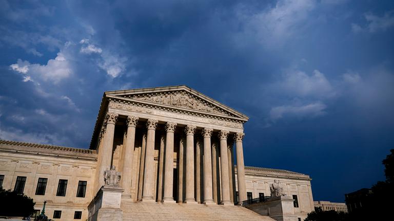 Dunkle Wolken hinter dem Oberster Gerichtshof in Washington. 