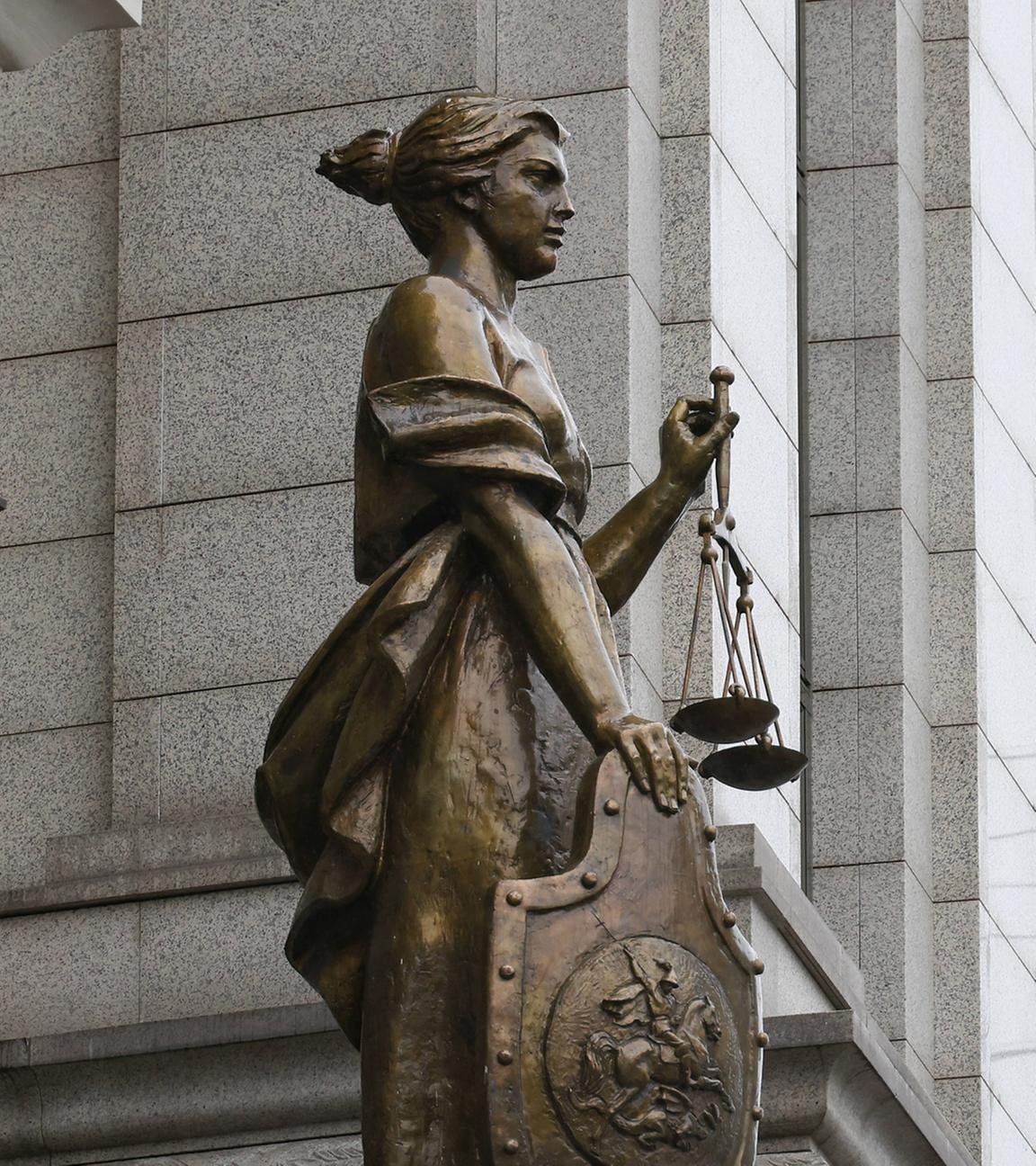 Eine Statue der Themis ist vor dem Gebäude des Obersten Gerichts Russlands in Moskau zu sehen. (Archiv)